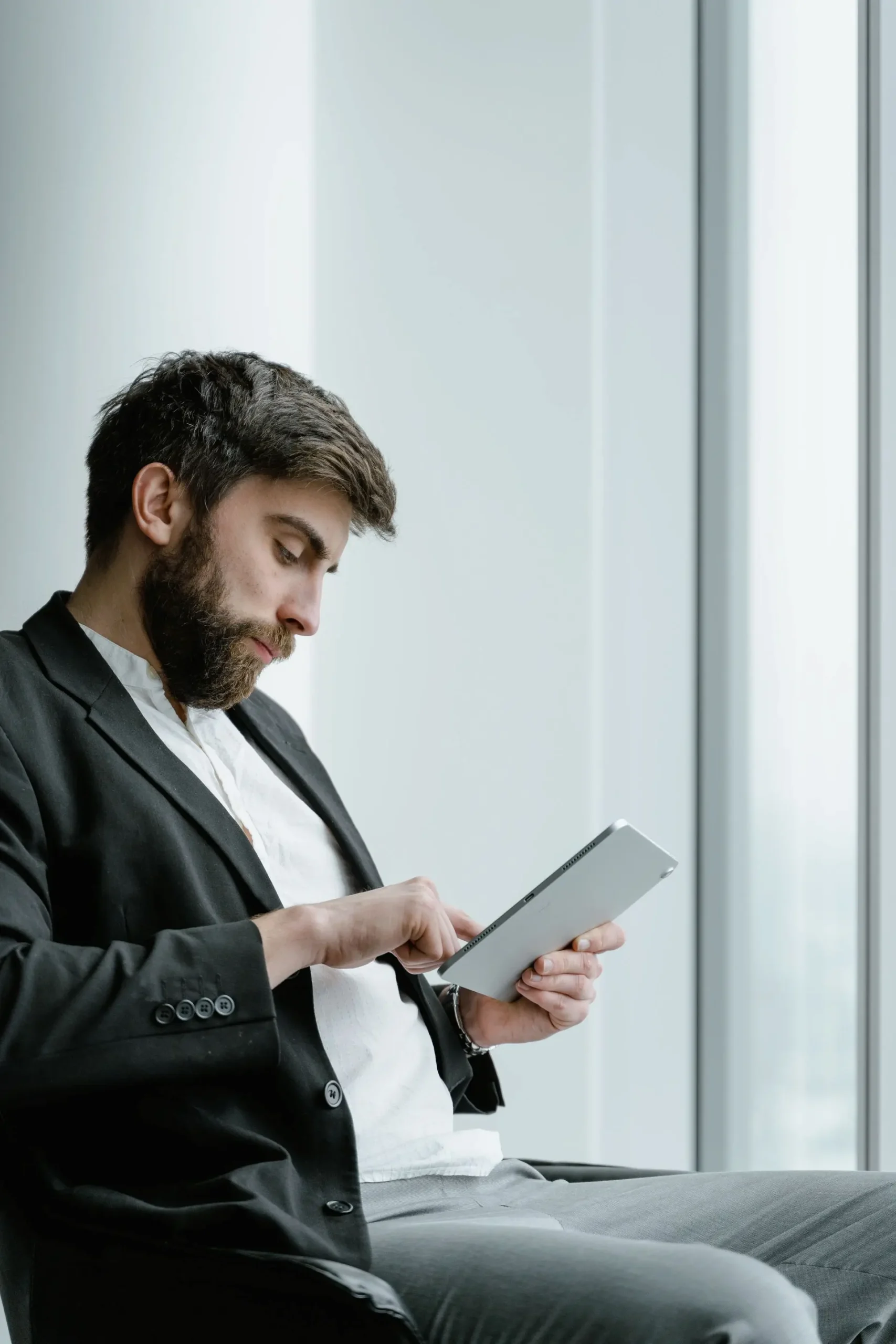 un empresario se encuentra revisando su tablet